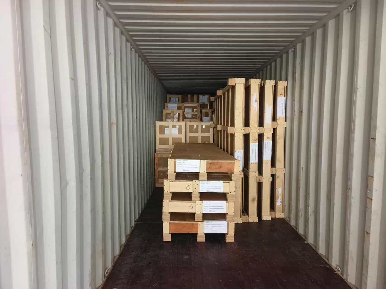 Proses muat kontainer pengiriman Chindo Cargo dari China ke Indonesia