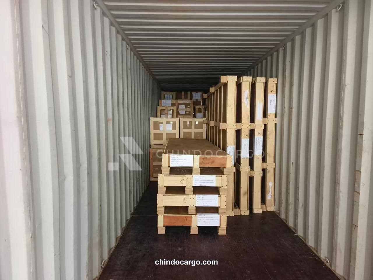 Peti kayu di dalam kontainer