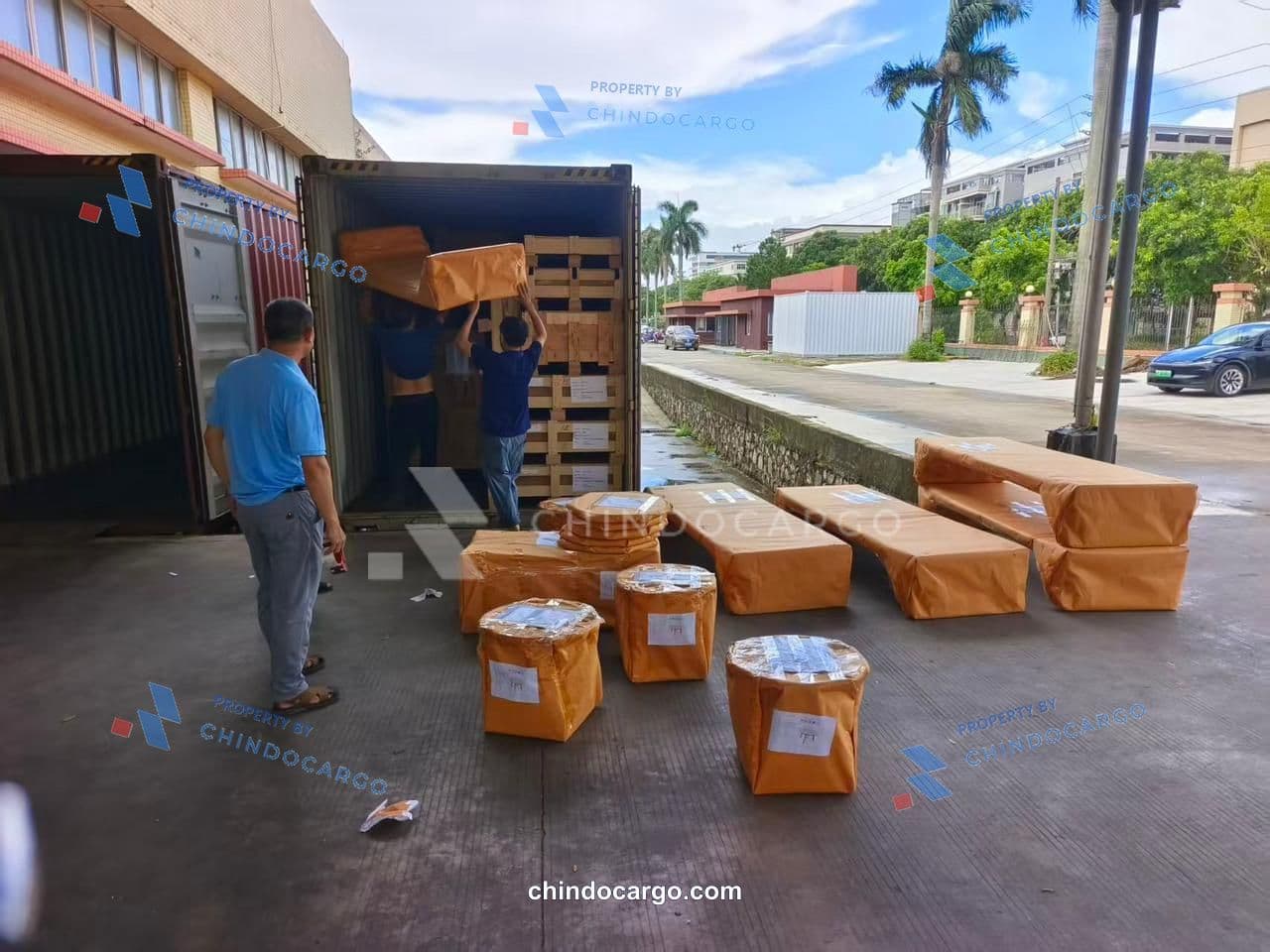Penanganan barang di sisi truk