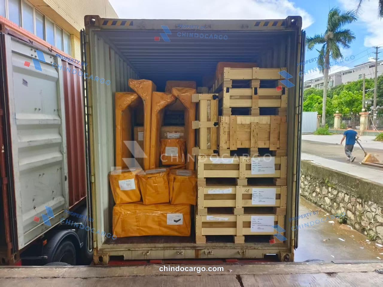 Barang berkemasan di ruang muat truk