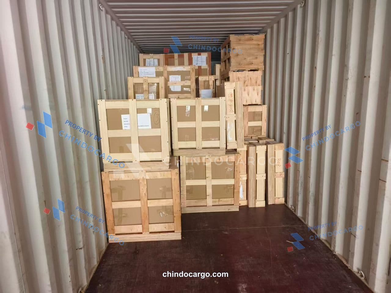 Peti kayu tersusun di dalam kontainer