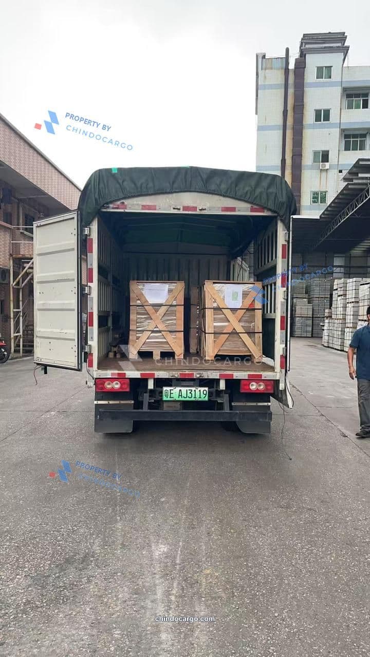 Truk pengiriman dengan muatan peti kayu