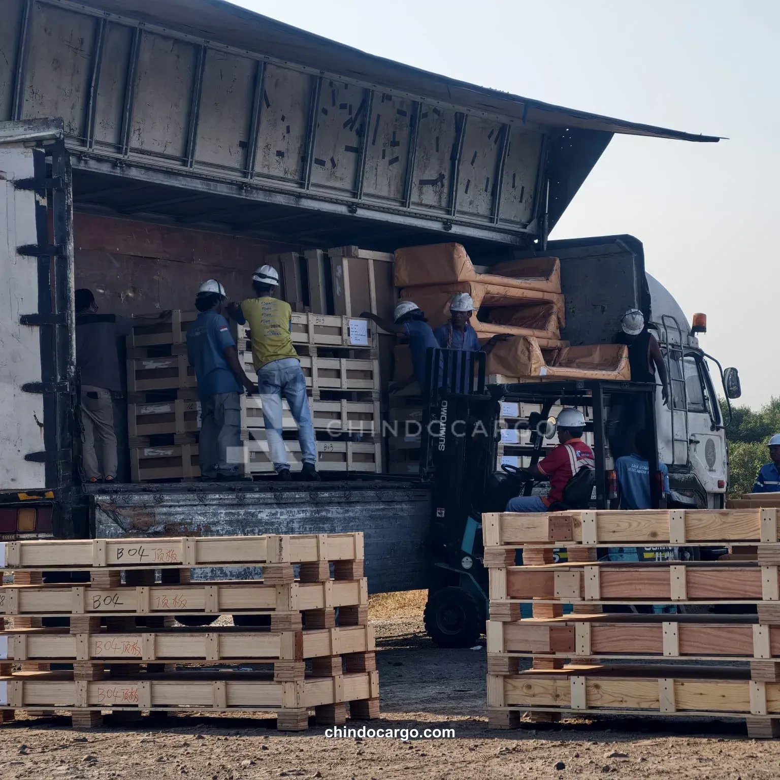 Team and forklift handling project cargo