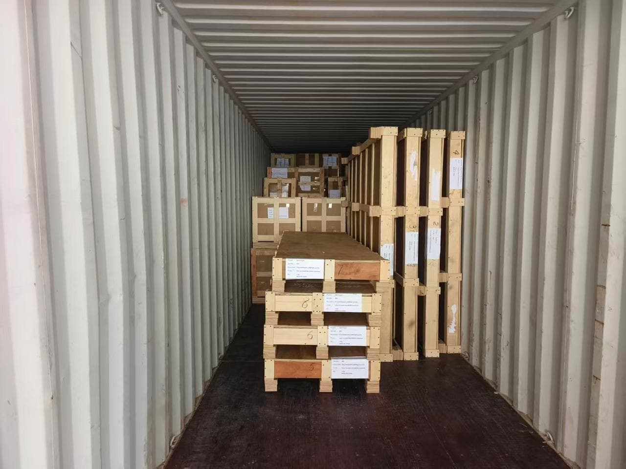 Tim memuat barang ke kontainer Chindo Cargo
